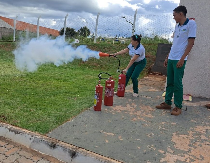 Policlínica de Formosa aborda proteção contra incêndio na SIPAT